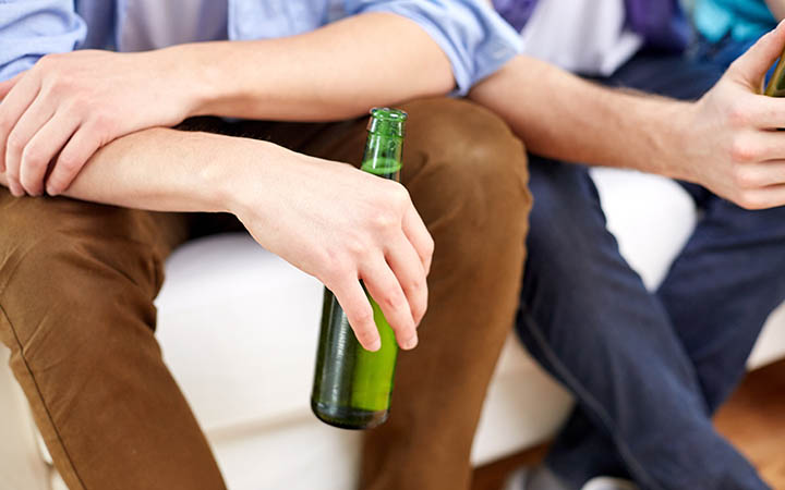 Moški pijejo pivo Moški pijejo pivo